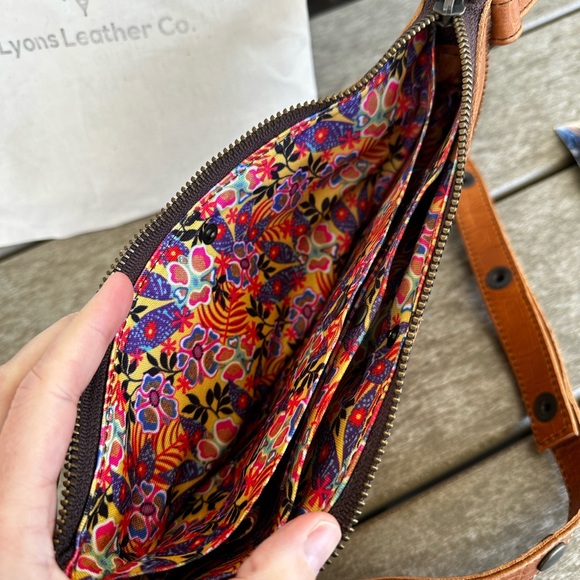 NWT Lyons Leather Sling/Crossbody - Picture 4 of 6